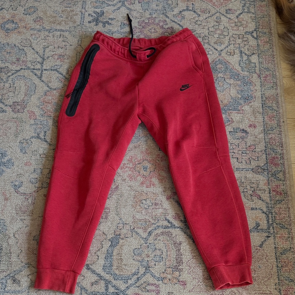 Nike men’s tech fleece with Black Accents